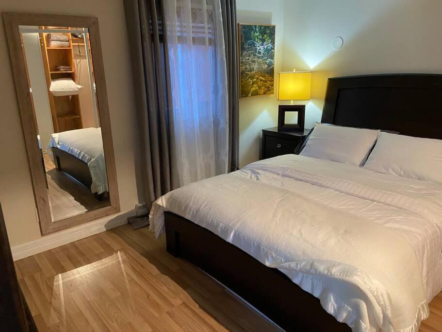 Adorable 2-Bedroom Guesthouse With Free Parking Victoria Bagian luar foto