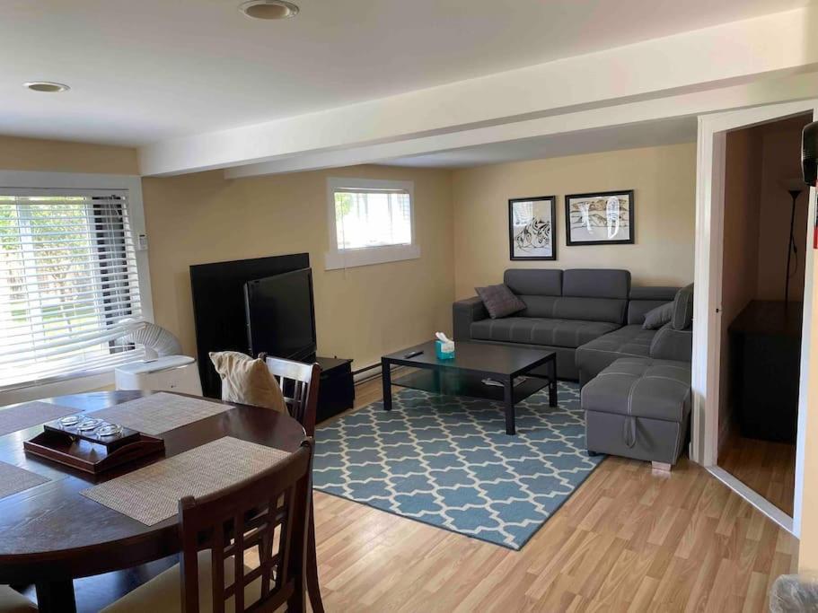 Adorable 2-Bedroom Guesthouse With Free Parking Victoria Bagian luar foto